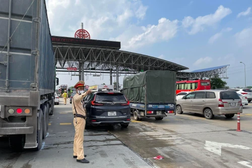 Video: Cảnh sát giao thông ngăn chặn kịp thời 6 đối tượng người Trung Quốc nhập cảnh trái phép 