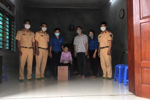 Tri ân công lao đóng góp của các gia đình thương binh, liệt sỹ