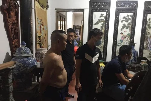 Hàng trăm cổ vật trộm cắp được ngụy trang trong căn nhà buôn gỗ cũ