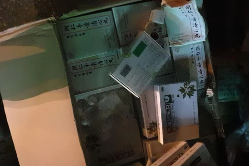 Kiểm soát dịch Covid-19, phát hiện lái xe ô tô vận chuyển hàng trăm hộp thuốc không rõ nguồn gốc 