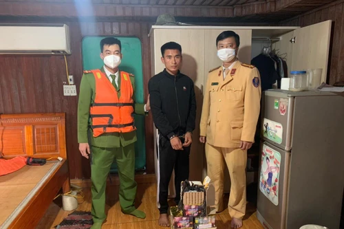 Lái tàu tàng trữ trái phép pháo nổ, chở cát lậu