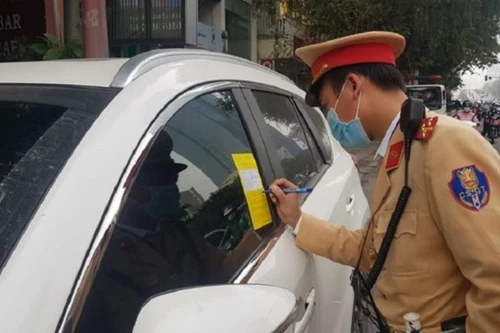 Chính thức dán thông báo phạt nguội xe ô tô dừng đỗ trái phép