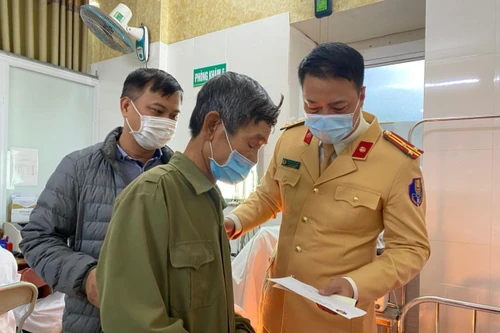 (CLIP) Xem Cảnh sát giao thông lao xuống dòng nước dữ cứu cô gái tự tử 