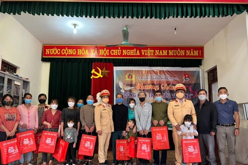 Tặng quà, tuyên truyền Luật Giao thông đường thủy nội địa tới các làng chài ven sông Hồng