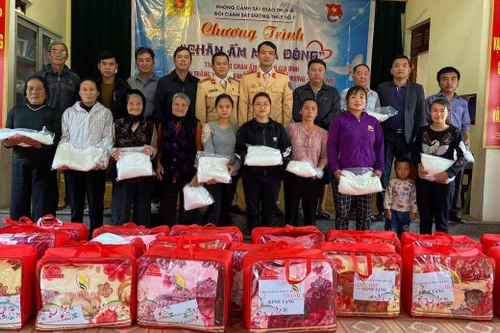 “Chăn ấm mùa đông” tặng các làng chài trên sông Hồng 