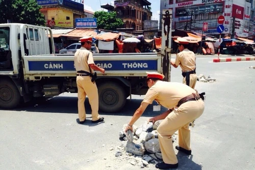 CSGT kịp thời giải tỏa đá núi choán đường