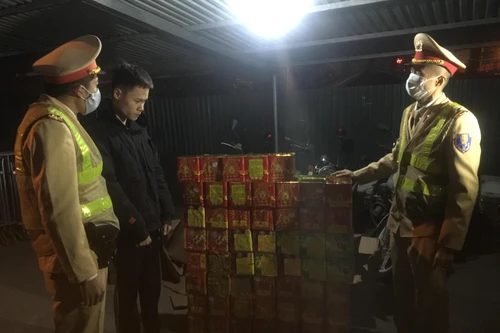 Cảnh sát giao thông Hà Nội phát hiện, bắt giữ đối tượng vận chuyển 139 hộp pháo nổ