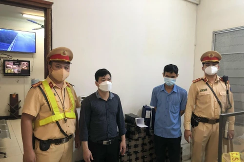 Video: Lái xe ô tô quanh co rượu lậu là thuốc chữa Covid-19 