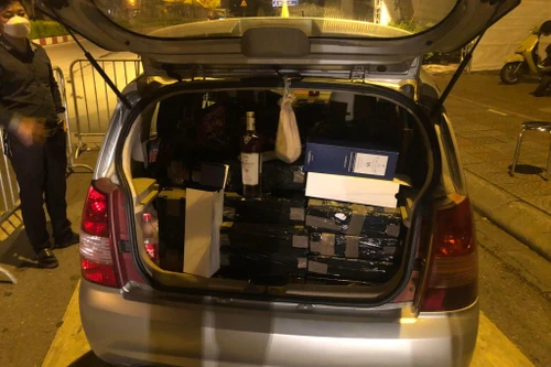 Phát hiện hàng trăm chai rượu ngoại không rõ nguồn gốc trên xe ô tô, tại chốt kiểm dịch Covid-19