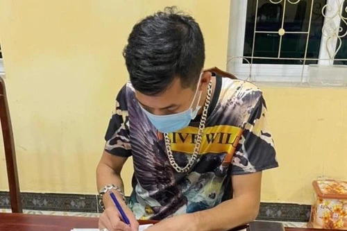 Truy nóng lái xe tải chèn ép không cho xe cứu thương đi lên cấp cứu người bệnh