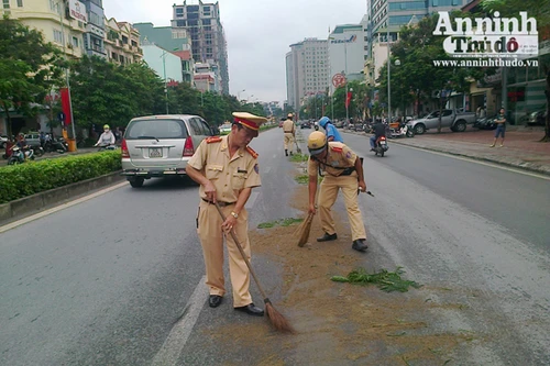 CSGT quét dọn "tử thần" trên đường Nguyễn Văn Cừ