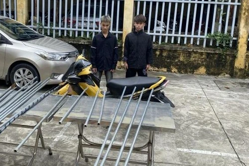 Bắt 2 nam thanh niên mang dao kiếm trên đường, CSGT phát hiện cả "kho" vũ khí thô sơ