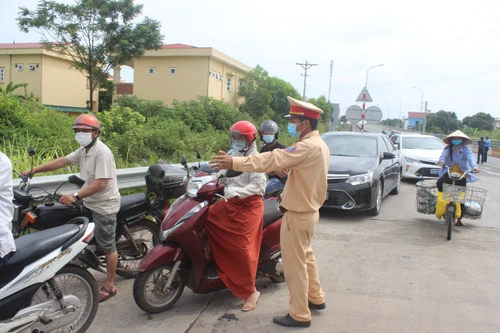 Phòng CSGT Công an Hà Nội hướng dẫn công dân nguyên tắc phòng, tránh Covid