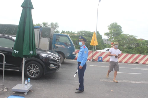Phạt 1,5 triệu đồng tài xế khóa cửa xe bỏ đi tại chốt kiểm dịch Covid-19