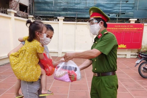 Tiếp thêm sức mạnh cho sinh viên, người lao động nghèo chiến thắng dịch Covid-19 