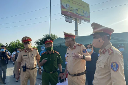 Xét nghiệm nhanh Covid-19 tại 22 chốt chống dịch 