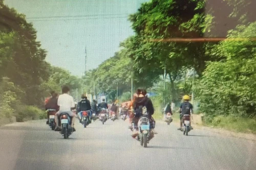 Nhanh chóng giải tán nhóm thanh niên không đội mũ bảo hiểm, che biển số xe máy đi trên Đại lộ Thăng Long
