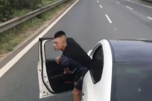 Phạt lái xe dừng ôtô giữa cao tốc định hành hung lái xe khác