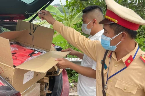 Lái xe sử dụng giấy đi đường không đúng quy định, vượt chốt kiểm dịch Covid-19 