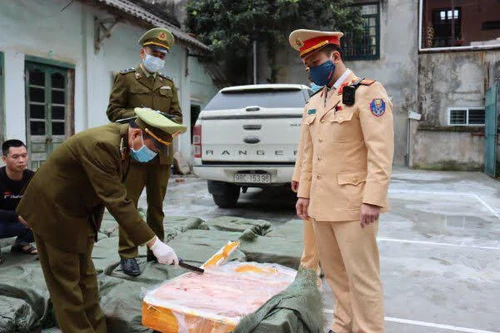 Dùng xe bán tải vận chuyển nầm lợn bẩn đi tiêu thụ