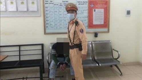 Buồn chán chuyện tình cảm, nam thanh niên định nhảy cầu Chương Dương 