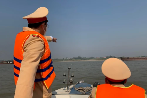 Trấn áp 'cát tặc', giữ bình yên trên những tuyến sông Thủ đô