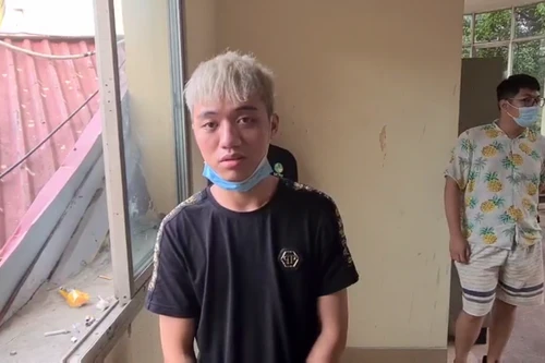 Khởi tố, bắt tạm giam nhóm đối tượng mang dao "diễu phố”