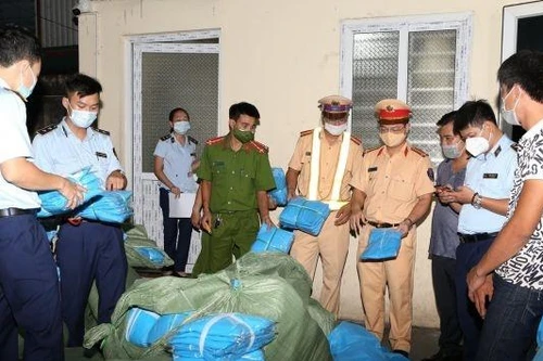 Phát hiện xe ô tô chở 16.500 bộ quần áo bảo hộ y tế không rõ nguồn gốc