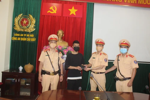 Vừa đi làm thêm được một ngày, sinh viên rơi ví và được CSGT giúp đỡ