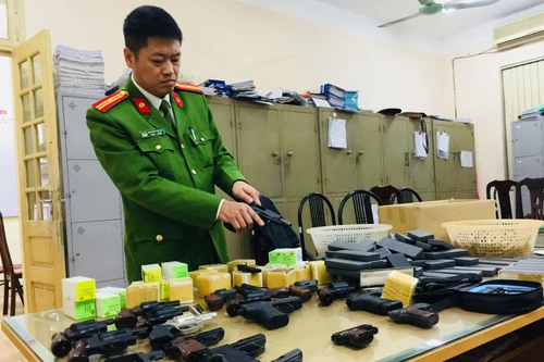 Được Công an phường vận động, Công ty chủ động giao nộp hàng trăm khẩu súng bắn đạn hơi cay
