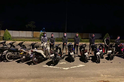 Vây bắt ổ nhóm đua xe trái phép trong đêm giữa mùa dịch Covid-19