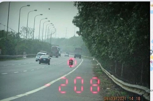 Cảnh sát giao thông lập biên bản xử phạt lái xe mô tô phóng gần 300 km/h tại Đại lộ Thăng Long