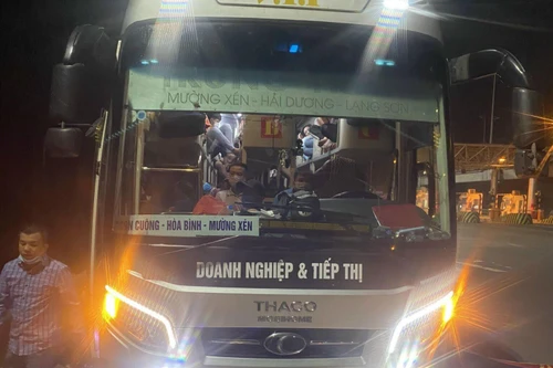 Nhận được tin nhắn 'kêu cứu', CSGT 'tóm gọn' xe khách loại 38 chỗ đang chở 95 người