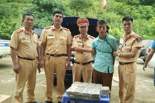 Cảnh sát giao thông khống chế bắt giữ đối tượng vận chuyển 53 bánh ma túy