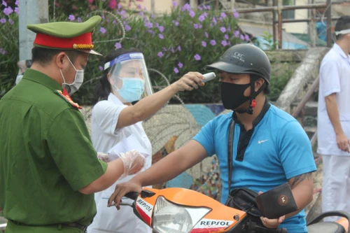 Những hình ảnh kiểm tra giấy đi đường trong ngày đầu giãn cách lần thứ 4