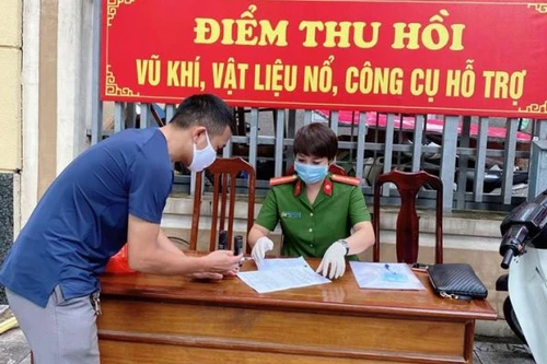 Vận động người dân giao nộp nhiều viên đạn, súng các loại