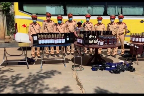 Phát hiện hàng trăm chai rượu lậu trên cao tốc