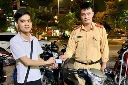 Sau 2 năm bị mất xe máy, vui mừng được CSGT tìm thấy mời lên nhận lại