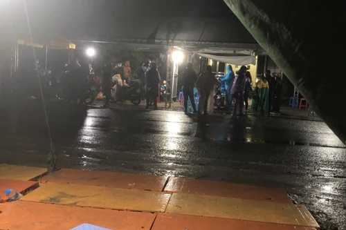 Công an Hà Nội phối hợp giúp đỡ hàng trăm người dân về quê sau dịch 