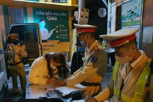 Vây chặt, xử nghiêm lái xe máy vi phạm chở 3,4 trên đường Trần Duy Hưng