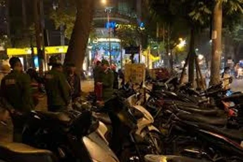 Xử phạt nhiều bãi xe trông giữ xe quá giá quy định tại phố cổ ngày Tết