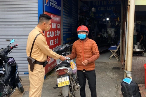 Vượt hàng nghìn cây số về quê, nam thanh niên lạc đường được CSGT giúp đỡ 