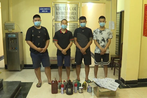 Dùng 'bom bẩn' để 'khủng bố' con nợ 