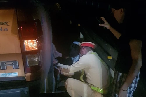 Hỏng lốp trên cao tốc, lái xe khách được Cảnh sát giao thông hỗ trợ 