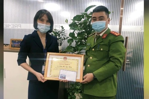 Khen thưởng nhân viên ngân hàng ngăn chặn vụ lừa đảo gần 2 tỷ đồng