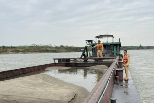 Bắt quả tang tàu hàng trăm tấn hút cát trái phép giữa sông Hồng