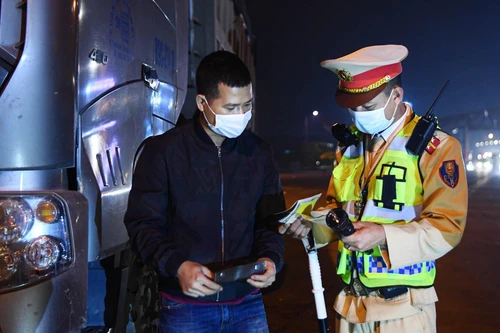 Lái xe tải chây ì, né kiểm tra vi phạm quá tải trên cao tốc