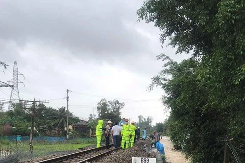 Làm cọc tiêu sống dẫn phương tiện qua đường ngập sạt lở vì mưa bão