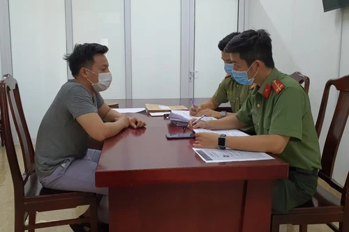 Giả danh bác sỹ điều trị bệnh nhân Covid-19 để lừa đảo chiếm đoạt tài sản