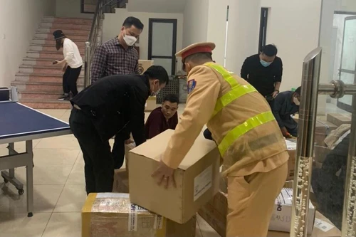 Cảnh sát giao thông phát hiện mỹ phẩm không rõ nguồn gốc trên xe tải